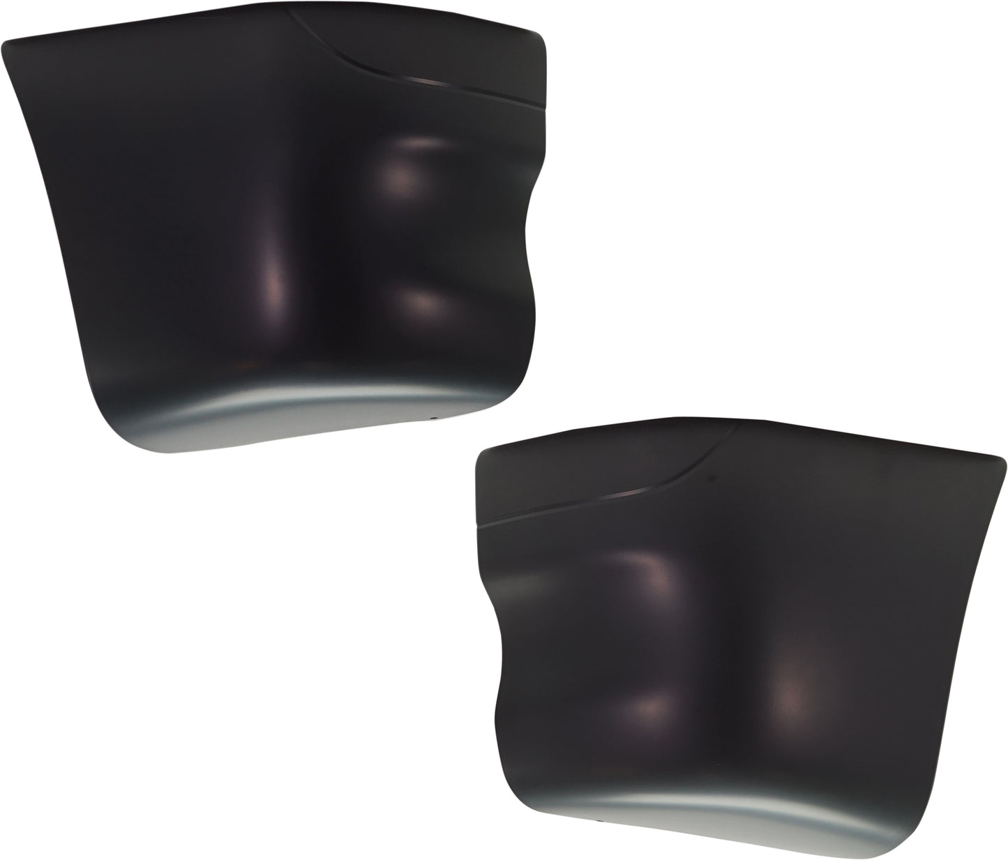 Передний бампер со стороны водителя и пассажира, окрашенный в черный цвет пластик