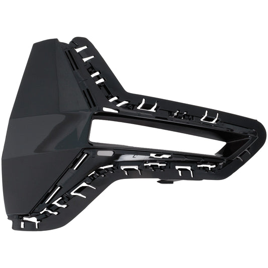 Решетка бампера со стороны пассажира седана, окрашенная в черный цвет