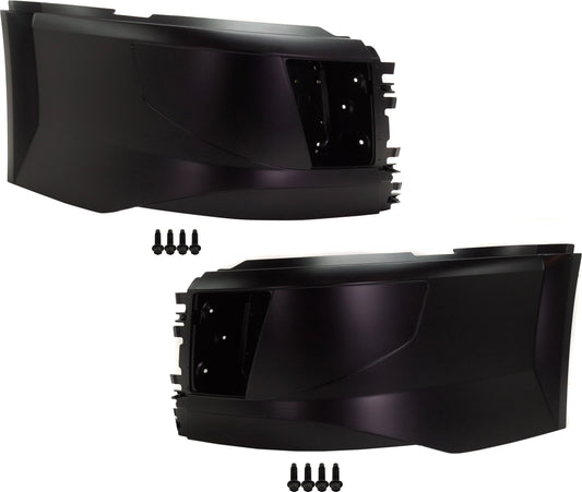 Передний бампер со стороны водителя и пассажира, окрашенный в черный цвет пластик